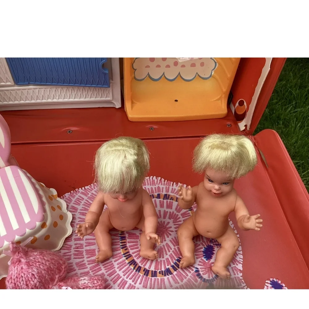 Mattel Cheerful and Tearful nursery/carrying case playset with two dolls bed. - Picture 8 of 16